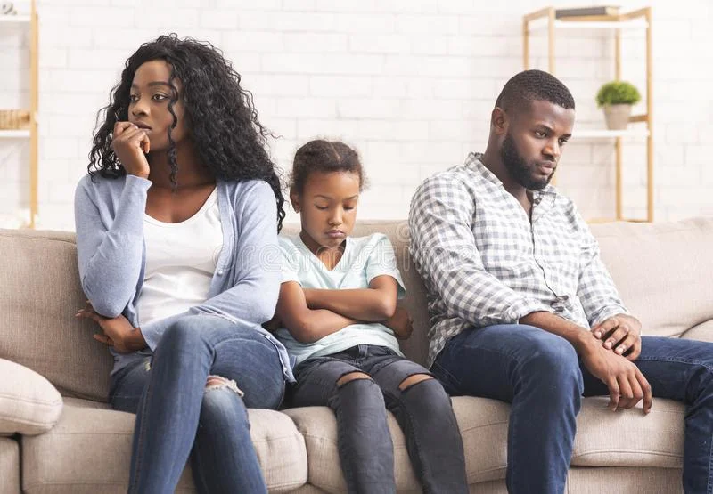 शीर्ष 2 छिपे हुए जुड़वां ज्वाला डर जिनका सामना विवाहित लोग करते हैं 11 upset little girl suffer family conflict sitting parents black offended feeling depressed frustrated 162373242
